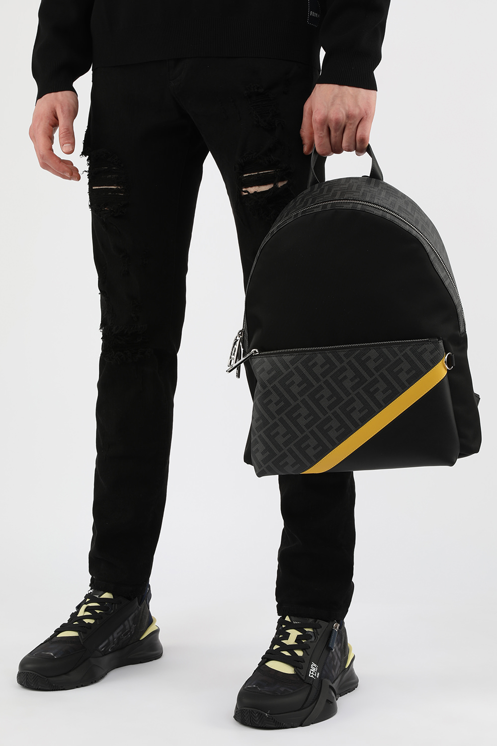 תמונת כל הלוק של תיק גב מונוגרמי שחור עם פס כתום